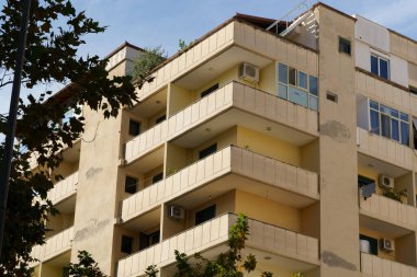 Canlı bej renkli, geometrik aksanlı ve modern stili olan bir apartman. Emlak alıcıları, tatil daireleri, şehir merkezli yaşam ve kentsel yatırım piyasaları için mükemmel..