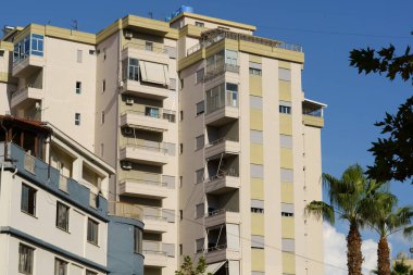 Açık gri boyalı ve girişte birkaç avuç içi olan klasik bir Arnavut bloğu. Uzun vadeli kiralar, yatırım mülkleri ve konut piyasalarının modernizasyonu için ideal.