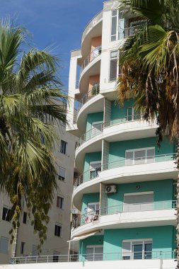 Büyük pencereli üniforma cepheleri bir Arnavut yolunun üzerinde parlak bir konut hattı oluşturuyor. Bu konut alanı kiralama piyasalarına, taşınma planlarına, ajans portföylerine ve emlak satın alma aramalarına uyuyor..