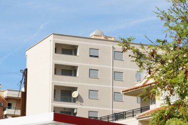 Sessiz bir Arnavut caddesinin üzerinde, balkonlu, modern, alçak katlı apartman blokları bulunuyor. Sayısal göçebelere, kiracılara, alıcılara ve sahil yerleşim ve yatırım seçeneklerini sunan acentelere başvuru.