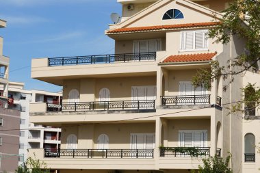 Pencereleri kepenkli krem renkli yapı, Arnavutluk 'un kıyı bölgesinin sakin köşelerini süslüyor. Uzun vadeli kiralar, emlak alımları, taşınma ihtiyaçları ve emlak ajansı pazarlaması için evler