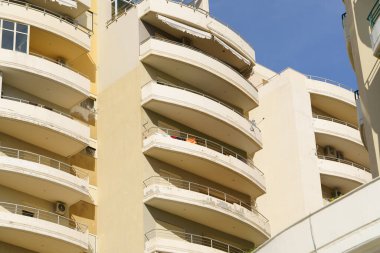 Arnavutluk 'ta açık renkli Akdeniz apartmanı, temiz mimari hatlar, teraslar. Kiralık listeler, satın alma fırsatları, yer değiştirme rehberleri, tatil planlama ve ajanslar için harika.