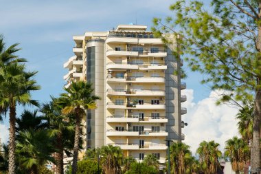 Arnavutluk 'un kentsel bir bölgesinde, temiz çizgili Akdeniz apartmanı, balkonlar ve tarafsız tonlarda. Kiralama ya da satış, taşınma desteği, tatil konutları ve emlak pazarlama amaçları için mükemmel.