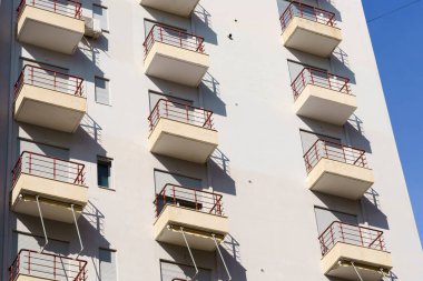 Arnavutluk 'taki minimalist modern Akdeniz apartmanı geniş balkonları ve basit dış tasarımı var. Kısa vadeli kiralama, emlak satın alma, taşınma desteği veya tatil konaklama.