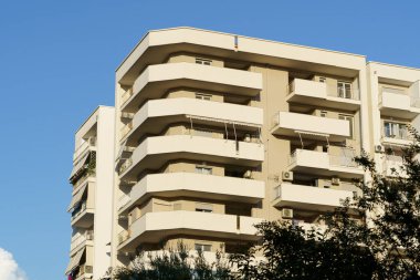 Arnavutluk kıyısı yakınlarında, harici havalandırma üniteleri olan bir grup temiz ve modern apartman bulunuyor. Bu özellikler kiracı konforunu, emlak satışlarını, taşınma çıkarlarını ve emlak tekliflerini destekler.
