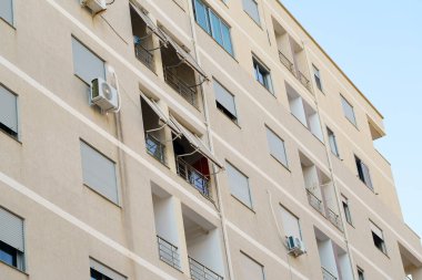 Temiz beyaz cepheli modern Akdeniz tarzı apartman dairesi. Konut kiralama, emlak satın alma, Arnavutluk 'a taşınma veya konut daireleri tarafından desteklenen kıyı yaşamı için ideal.