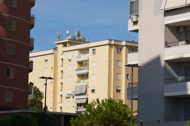 Arnavutluk 'taki Parlak Akdeniz konut bloğu, pürüzsüz dış ve açık balkonlar. Uzun vadeli kiralama, emlak yatırımı, taşınma seçenekleri, tatil ve ajans sunumları için harika.