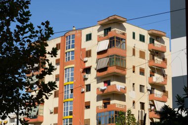 Arnavutluk 'ta Akdeniz konut bloğu, tarafsız alçı ve modern balkon düzeni. Kiralık kullanımlar, ev alımları, taşınma fırsatları, tatil konaklamaları ve ajans listeleri.
