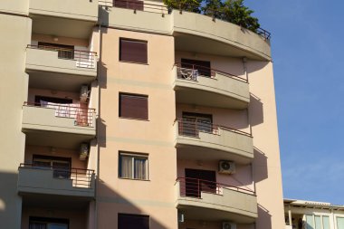 Arnavutluk 'taki temiz şehir apartmanı, Akdeniz görünümlü ve balkonları tanımlanmış. Kiralık postalar, yatırım satın alma, taşınma fırsatları ve tatil odaklı gayrimenkul için harika..