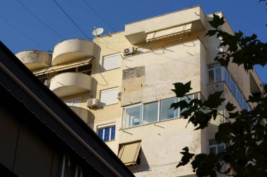 Temiz Akdeniz Arnavut evi, balkonları ve parlak duvarları var. Kiracılar, ev alıcıları, yer arayanlar, gezginler ve gayrimenkul uzmanları için uygundur.