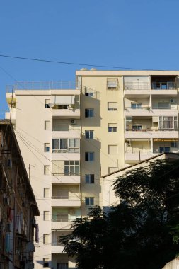 Arnavutluk 'taki Minimalist Akdeniz binası. Parlak duvarları ve küçük terasları var. Kira araması, ev alımı, taşınma seçenekleri, tatil planları ve ajans malzemeleri için iyi.