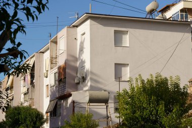 Arnavutluk 'ta pürüzsüz cephesi ve geometrik balkon hatları olan Akdeniz binası. Kira teklifleri, emlak satışları, taşınma hizmetleri, tatil evleri ve ajans pazarlama için harika.