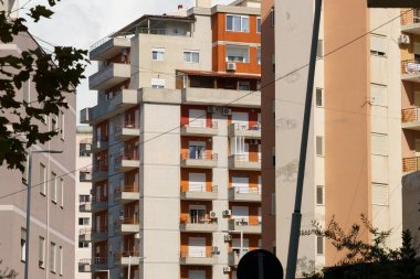 Arnavutluk 'ta modernize edilmiş ön cephe kompozisyonuyla Akdeniz tarzı bir apartman bloğu. Emlak kiralama piyasaları, satın alma kararı, taşınma süreci ve emlak tanıtımı için elverişli