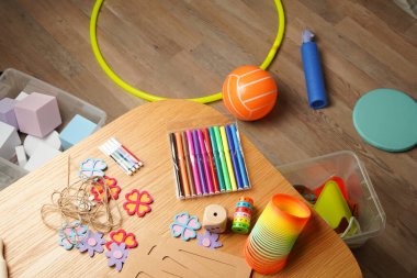 Yaratıcı eğitim için renkli çocuk oyuncaklarına ve sanat malzemelerine yüksek açılı bakış açısı. Kalemler, bloklar ve oyun odasında ya da sınıfta oyun oynamaya hazır bir top. Çocuk gelişimi ve eğlence kavramı.