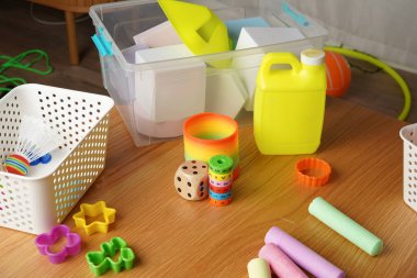 Yaratıcı eğitim için çocuk oyuncakları koleksiyonu. Sanat malzemeleri. Bu durgun hayat blokları, tebeşirleri, ahşap bir masada gökkuşağı yayını içeriyor. Parlak, renkli, neşeli..