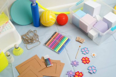 Çocuk gelişimi için düz renkli eşyalar. İşaretleyiciler, bloklar, toplar, yaratıcı öğrenim için el işi malzemeleri, fizik tedavi, okulda, evde, kreşte oyun saatleri. Neşeli, neşeli bir ruh hali.