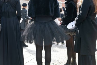 Gösteri dünyasının operatörlerinin gösterisinde maskeli dansçılar. Tiyatronun kapanmasını protesto etmek için meydandaki bale sanatçıları. COVID-19