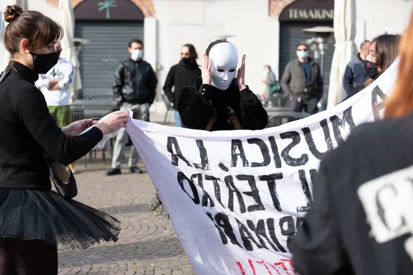 2020年10月30日 イタリア ブレシア エンターテイメント事業者のショーでマスクの女の子 広場の女性は 劇場の閉鎖に抗議する Covid — ストック写真