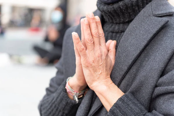 Yoga Öğretmenleri Talya Nın Brescia Kentindeki Bir Meydanda Covid Abluka — Stok fotoğraf