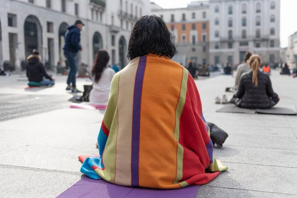 Professores Ioga Protestando Contra Bloqueio Restrições Covid Uma Praça Brescia — Fotografia de Stock
