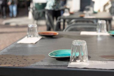 Açık hava restoranında ya da kafede boş demir masaya yakın çekim. Tecrit süreleri.