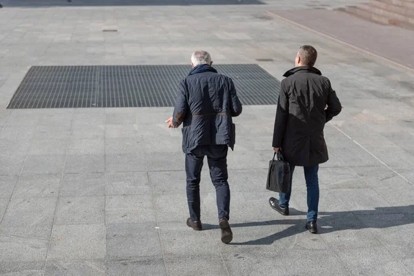 Dois Homens Andando Pela Cidade Usando Uma Máscara Médica Para — Fotografia de Stock