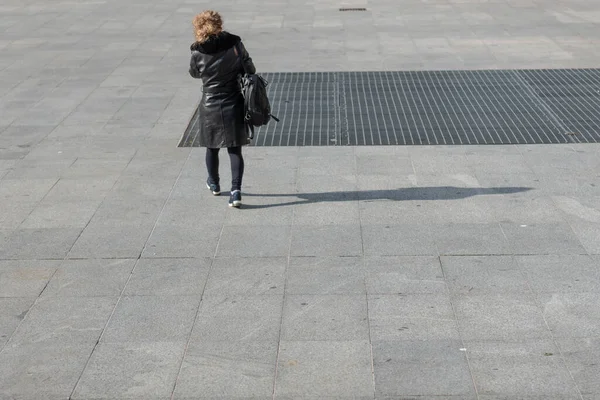 Mujer Rubia Caminando Llevando Maletín — Foto de Stock