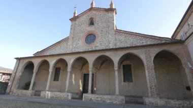 Bobbio, İtalya, Saint Columbanus Bazilikası 'nın ana cephesi.