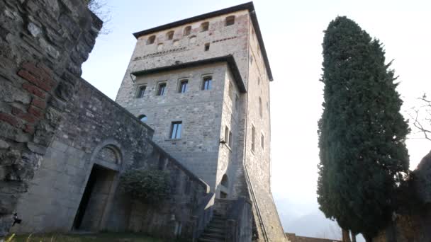 イタリアのボビオ マラスピナ ヴェルメ城の塔 — ストック動画