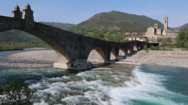 Bobbio, İtalya, kambur köprü manzarası ve şeytanın sağ taraftan tekmesi.