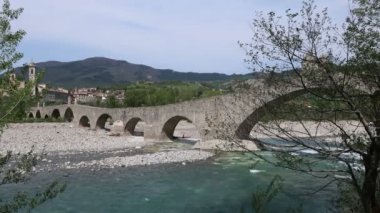 Bobbio, İtalya, Kambur Balina Köprüsü ve Şeytan Tekmesi manzarası