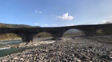 Bobbio, İtalya, kambur köprünün panoramiği ve şeytanın tekmesi.