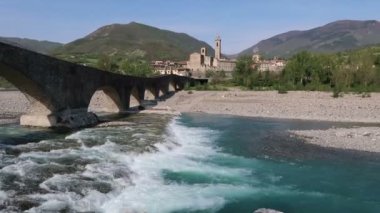 Bobbio, İtalya, kambur köprünün panoramiği ve şeytanın tekmesi.