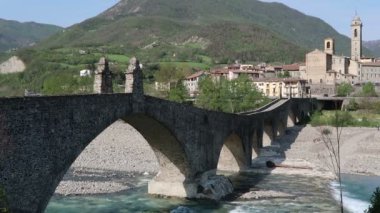Bobbio, İtalya, kambur köprü ve şeytanın sağ taraftaki tekmesi.
