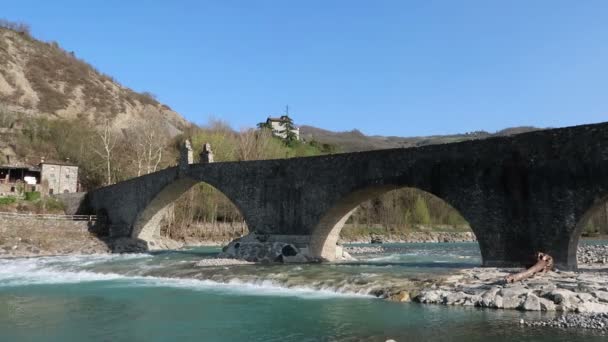 Bobbio Italy View River Humpback Bridge Devil Kick — стоковое видео