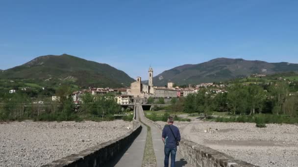 Bobbio Italien Blick Auf Bobbio Von Der Buckelbrücke Und Des — Stockvideo