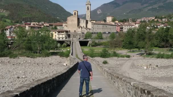 Bobbio Italië Uitzicht Bobbio Vanaf Bultrug Brug Duivelse Trap — Stockvideo