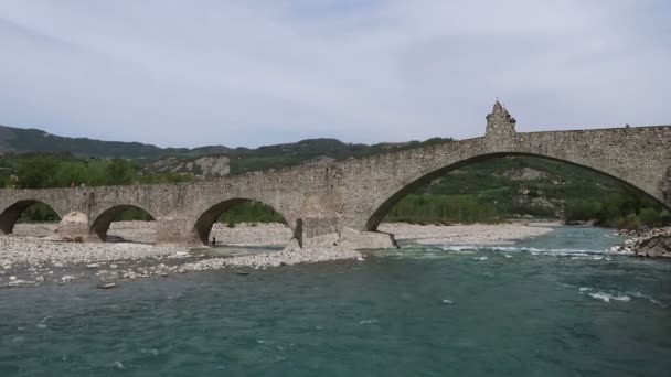 Bobbio Italien Die Buckelbrücke Und Der Teufelskick Aus Dem Fluss — Stockvideo