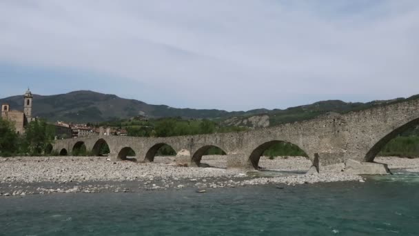 Bobbio Italia Ponte Della Gobba Calcio Del Diavolo Dal Fiume — Video Stock