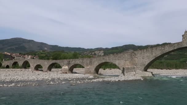 Bobbio Italien Die Buckelbrücke Und Der Teufelskick Aus Dem Fluss — Stockvideo