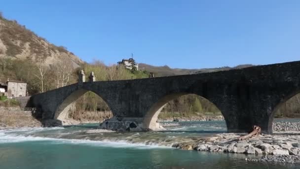 Bobbio Italy Panoramic Humpback Bridge Devil Kick — Stock Video