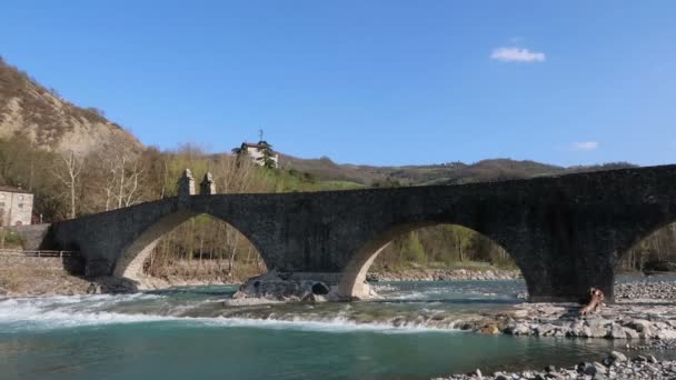 意大利 波比奥 座座头桥和魔鬼从河中踢出来的球 — 图库视频影像