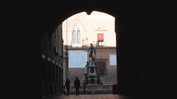 Bologna Italien Neptunbrunnen Aus Der Arkade — Stockvideo