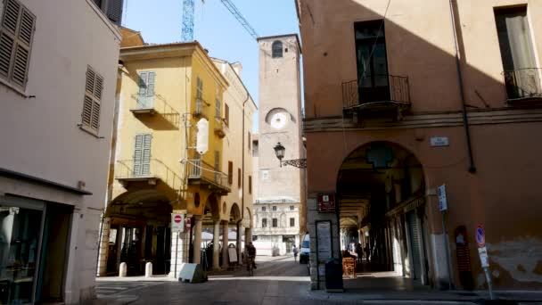 イタリアのマントヴァ Sordello通りからの時計塔の眺め — ストック動画