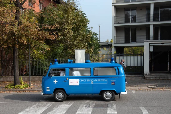 Piacenza, İtalya, 1000 Miglia tarihi yarış arabası, tarihi ambulans 1971