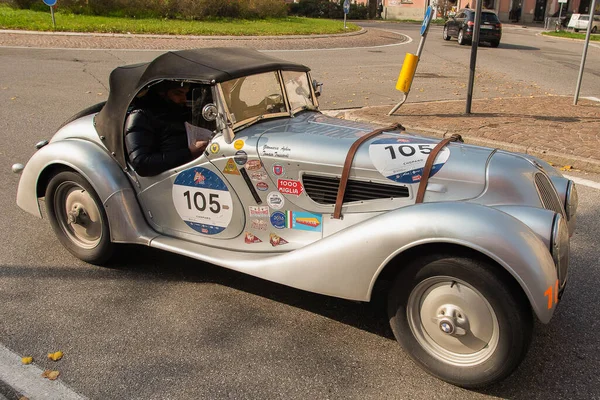 Piacenza, İtalya, 1000 Miglia tarihi yarış arabası, Fiat 1100 b 1947