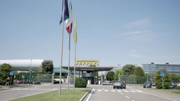 イタリアのMaranello フェラーリ工場のメインエントランスの眺め — ストック動画
