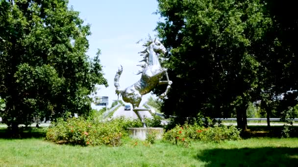 Маранелло Италия Статуя Лошади Рядом Заводом Ferrari — стоковое видео