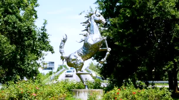 Маранелло Италия Статуя Лошадь Поводырь Рядом Заводом Ferrari — стоковое видео