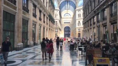 Napoli, İtalya, Umberto I alışveriş galerisi içinde yürüyüş